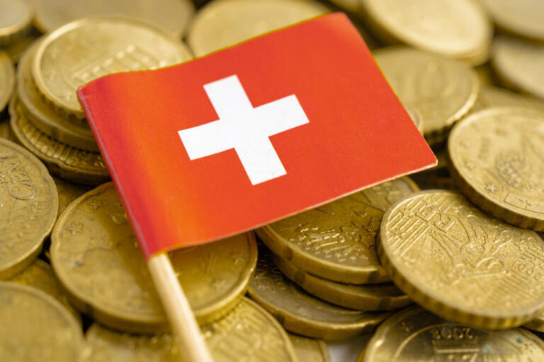 Czy frank szwajcarski stanieje? Analiza przyszłych trendów kursu CHF