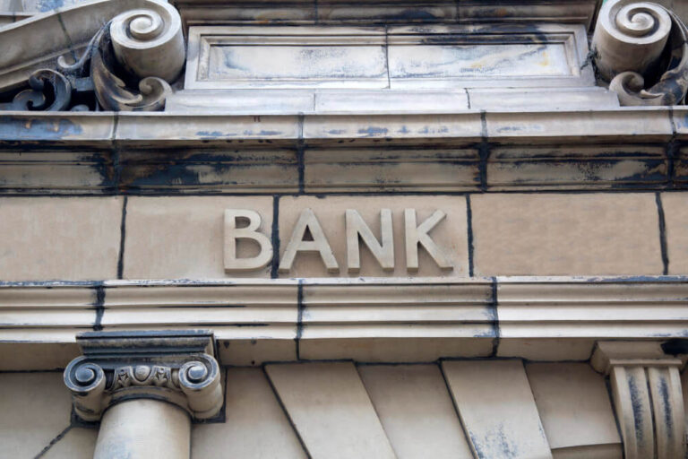 Czyj jest mBank? Historia, rozwój i wpływ mBanku na polski rynek finansowy