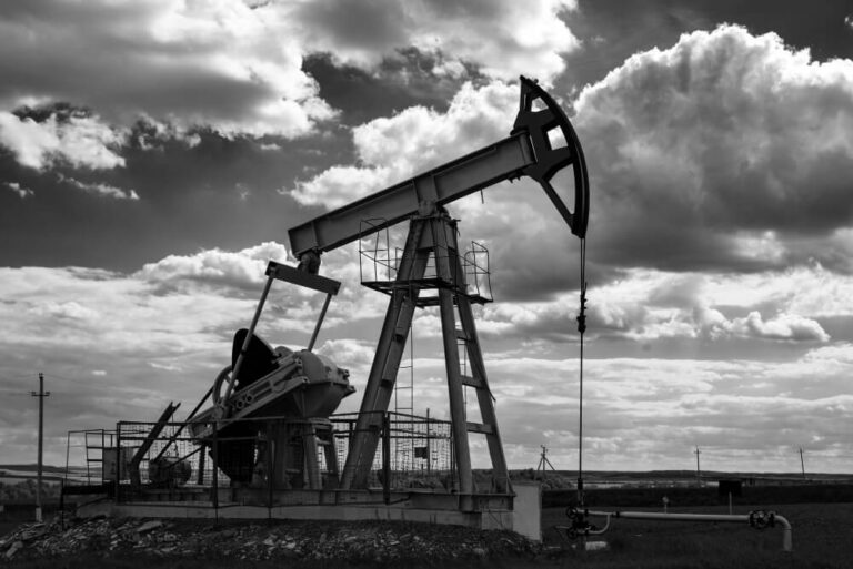 Czy ropa tanieje? Analiza rynkowa i prognozy na przyszłość