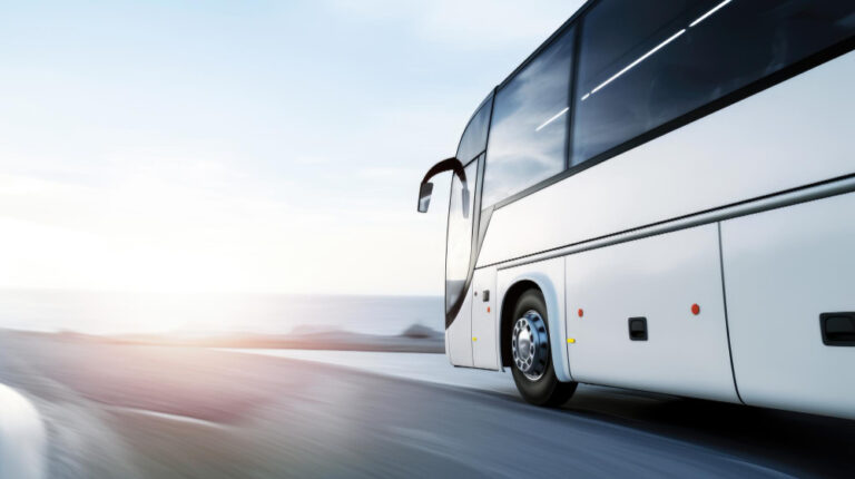 Kiedy warto zdecydować się na wynajem busa z kierowcą?
